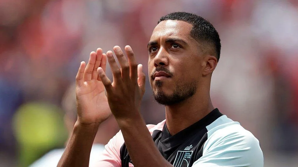 Youri Tielemans clapping the fans