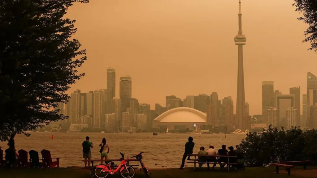 More than 800 Canadian wildfires burning as air quality alerts extend to US