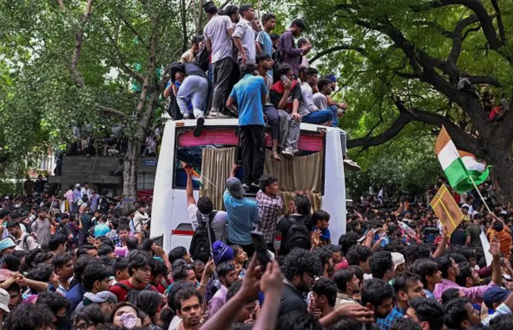 Police block thousands of 'cockroach' protesters marching on India's parliament