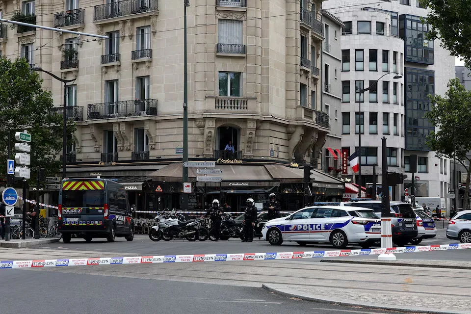 French police arrest man after knife attack in Paris French police arrest man after knife attack in Paris