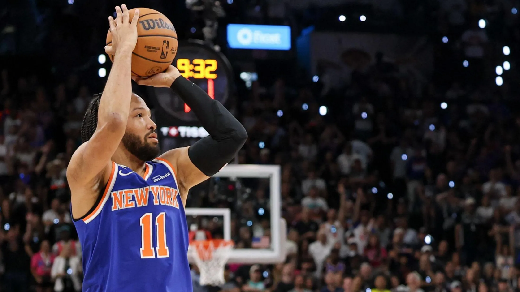 Jalen Brunson shoots