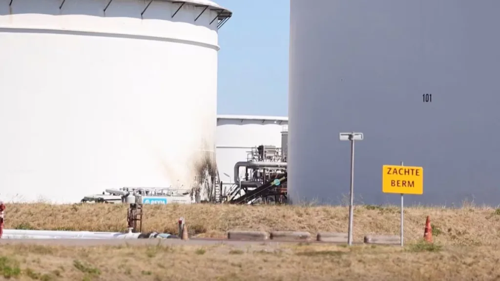 One dead, six injured in blast at Rotterdam petroleum storage facility