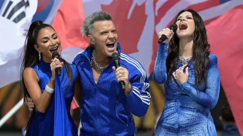 Getty Images Nicole Scherzinger, Robbie Williams and Italian Singer Laura Pausini