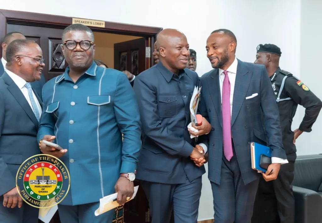 Photos: Parliament reconvenes, opens second meeting of ninth parliament