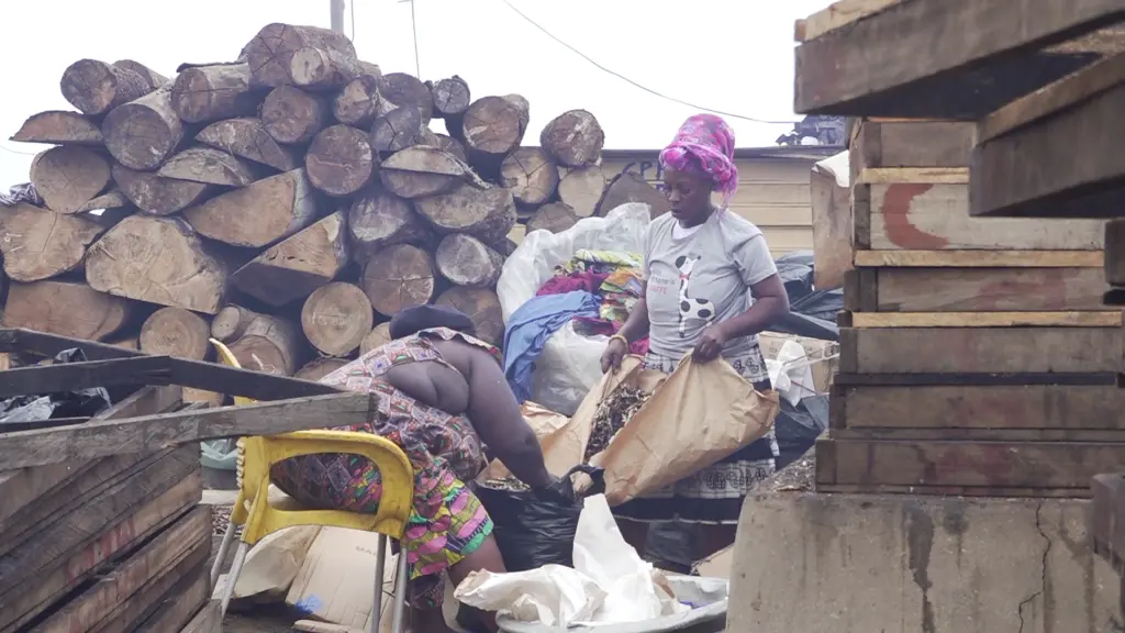 Climate Evidence: Chorkor fishmongers trapped between livelihood and harmful smoke exposure Climate Evidence: Chorkor fishmongers trapped between livelihood and harmful smoke exposure