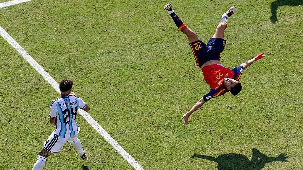 Enzo Fernandez challenge on Pau Cubarsi