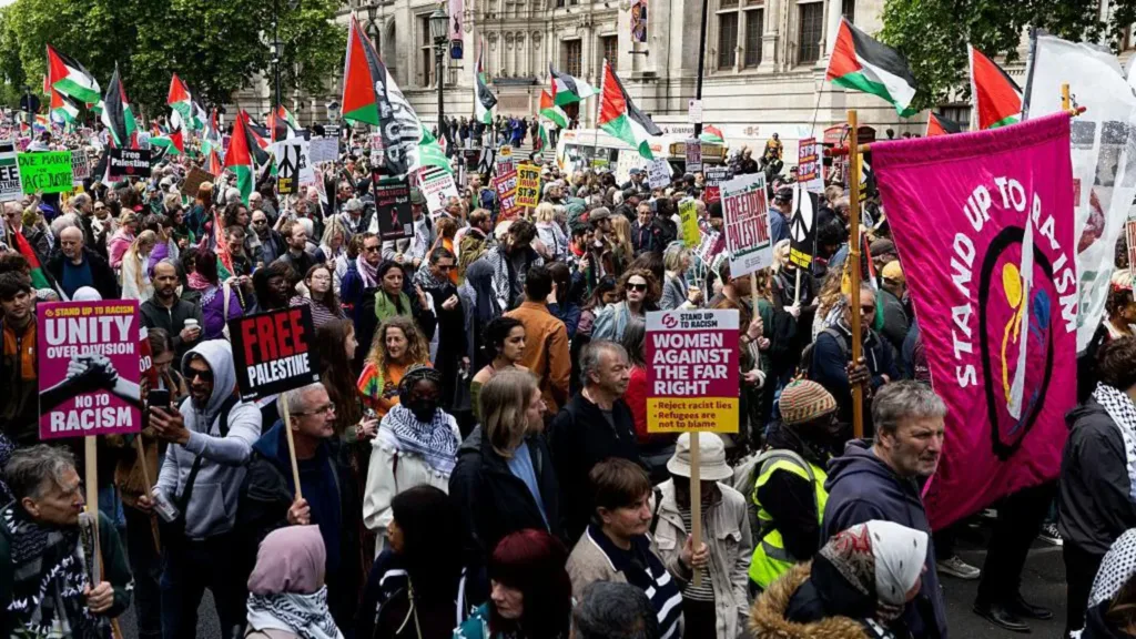 Tens of thousands descend on London for rival protests