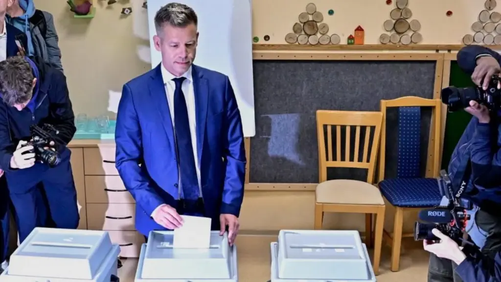 Hungarians vote in big numbers on whether to end Orbán rule and elect rival Hungarians vote in big numbers on whether to end Orbán rule and elect rival
