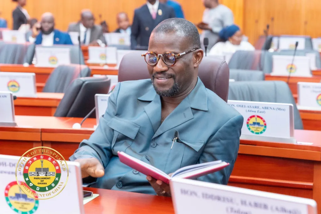 Photos: Parliament reconvenes, opens second meeting of ninth parliament