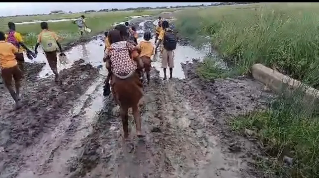 Midie: Children wade through mud daily to go to school