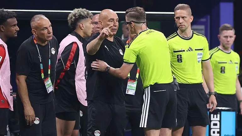 Hossam Hassan, head coach of Egypt, speaks to referee Francois Letexier during the FIFA World Cup 2026 last 16 match against Argentina