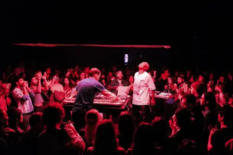 Arlo Parks: 'I got out of my head and into my body' Arlo Parks Arlo Parks and her producer Baird play on a small stage, surrounded by fans, in a small Los Angeles venue