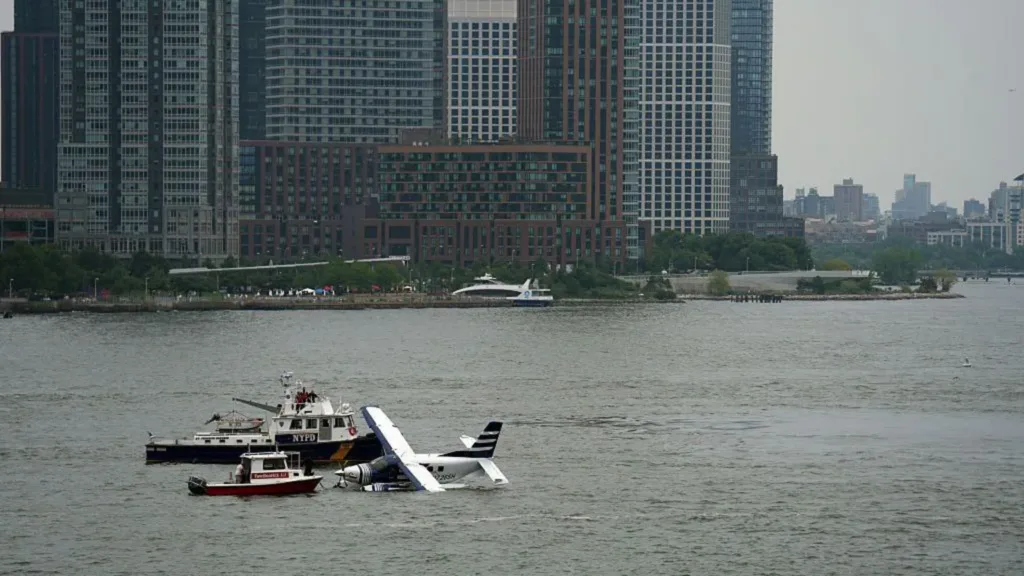 Eight rescued from seaplane that made 'hard landing' in Manhattan river Eight rescued from seaplane that made 'hard landing' in Manhattan river