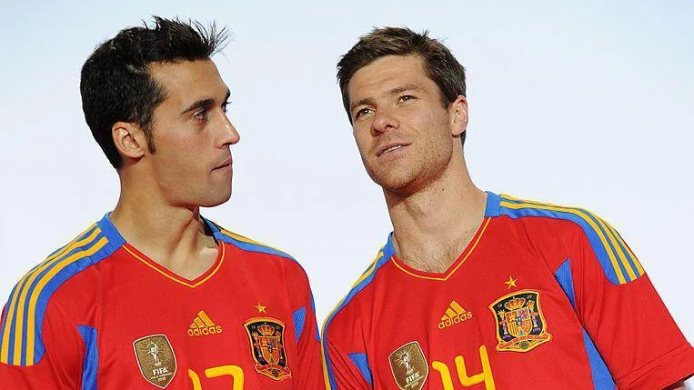 Alvaro Arbeloa stood with Xabi Alonso during an official Fifa photoshoot