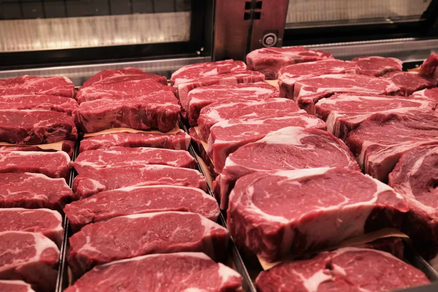 Trump claims the imported beef will be sold at 25% below current market prices, but has not specified supplier countries. (Image: Spencer Platt / Getty Images)