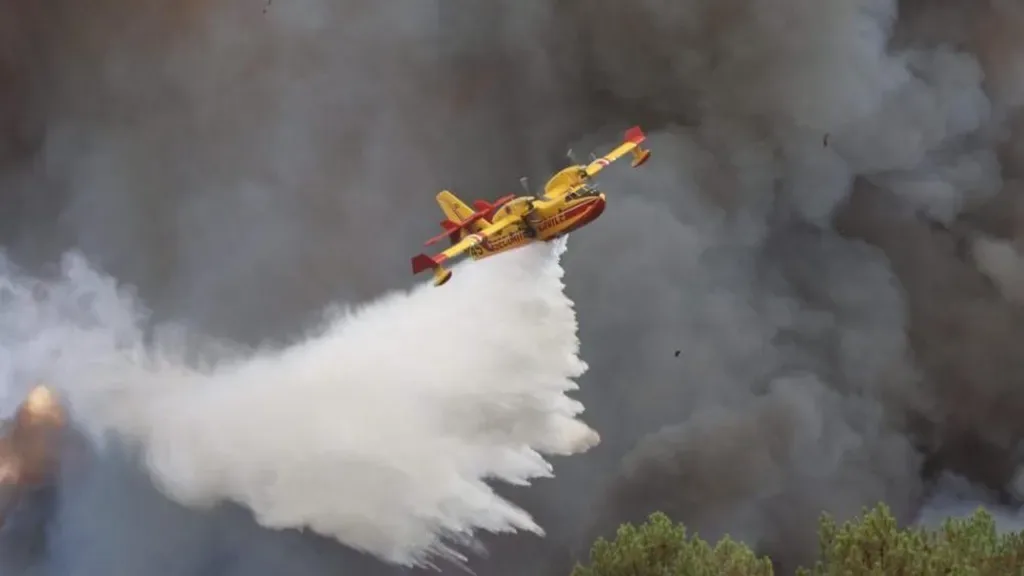 France fire crews face searing heat in battle to contain flames France fire crews face searing heat in battle to contain flames