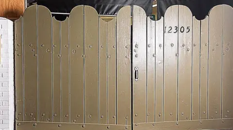 Julien's Auctions Marilyn Monroe Brentwood home gates