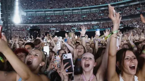 Harry Styles receives Guinness World Record for longest Wembley Stadium run Live Nation/PA Several rows of predominantly female fans can be cheering, some holding their hands up, others holding their phones up in a shot of fans at Wembley Stadium for Harry Styles' performance last night. In the background, thousands of other people can be seen sat in the stands