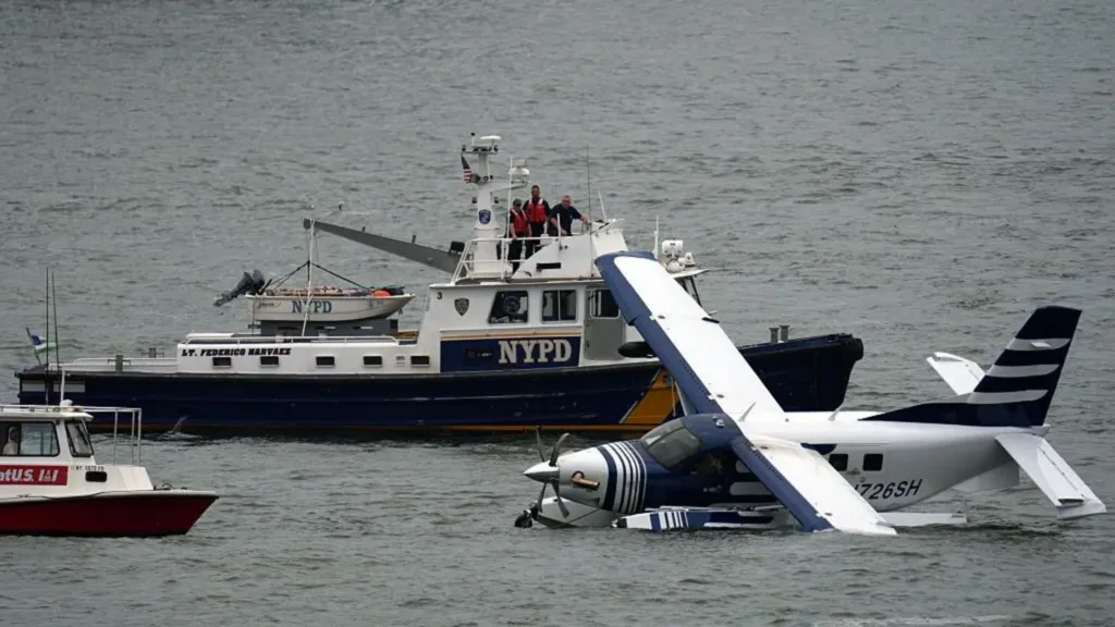 Eight rescued from seaplane that made 'hard landing' in Manhattan river Eight rescued from seaplane that made 'hard landing' in Manhattan river