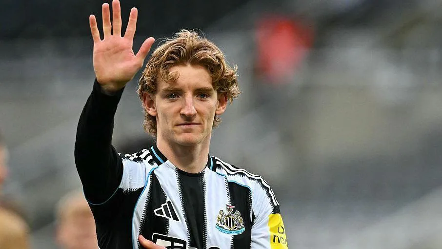  Anthony Gordon waves to supporters after the English Premier League football match between Newcastle United and West Ham United 