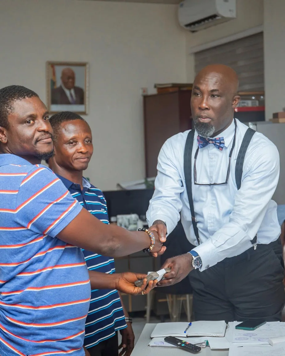 Heal Komfo Anokye Project registered by private persons who refuse to account and hand over to KATH Former CEO of Komfo Anokye Hospital, Professor Addai-Mensah, receiving a cash donation from a contributor to the Heal Komfo Anokye Project. Photo Credit: Heal Komfo Anokye Facebook page