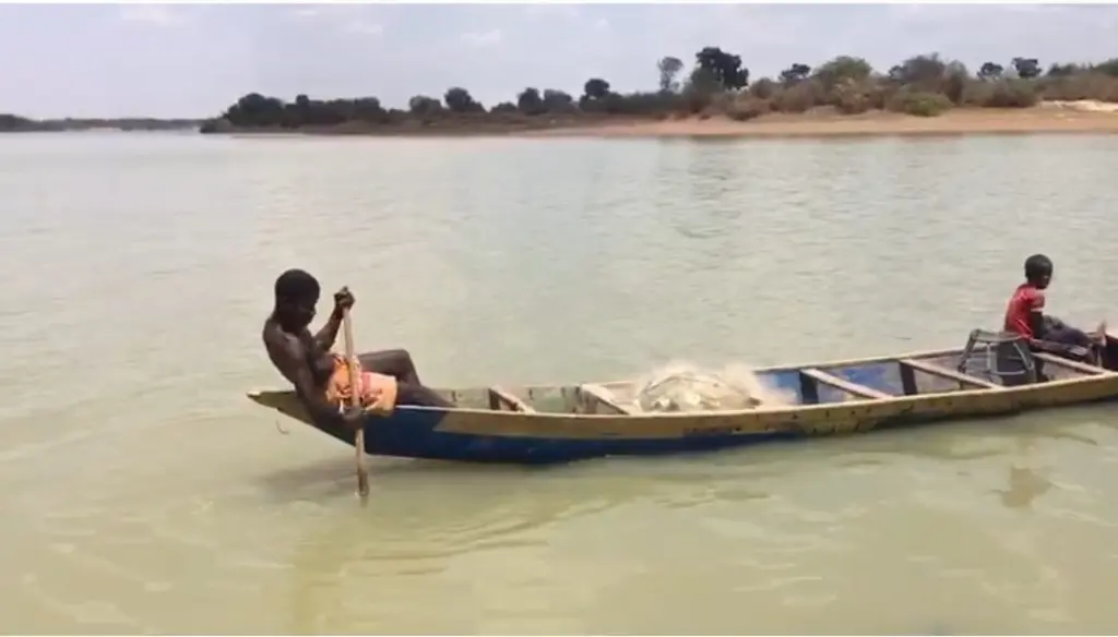 Climate change and pollution threaten livelihoods of White Volta fishermen