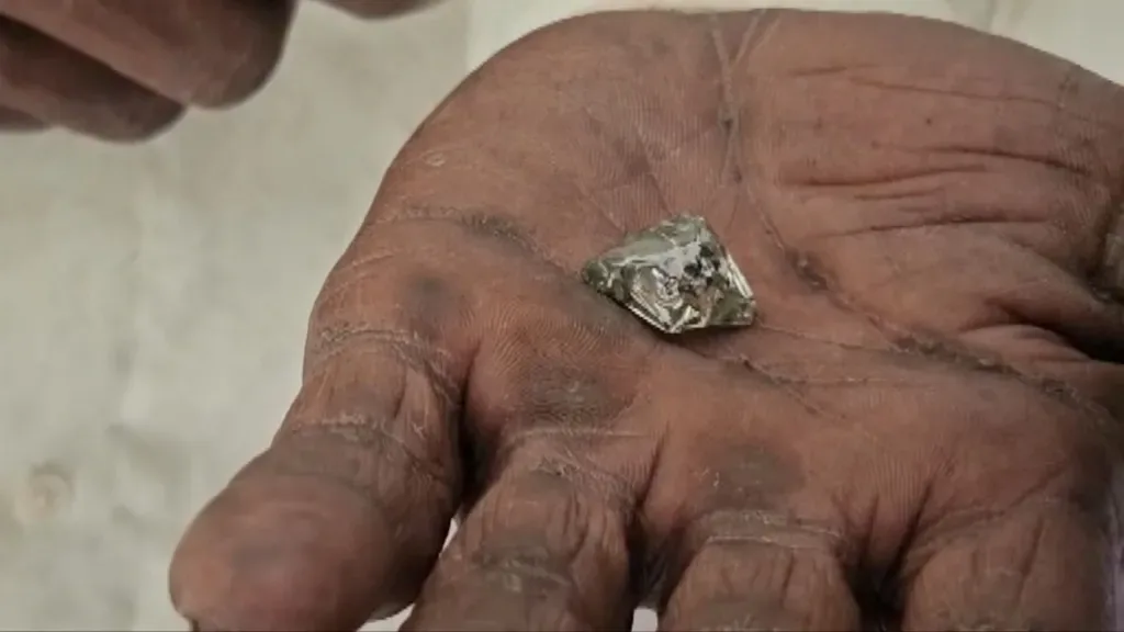 Indian labourers dream of striking it rich after '$52,400' diamond find