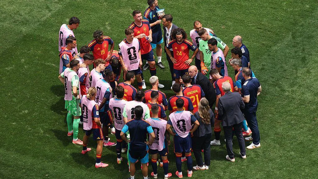 Luis de la Fuente, Head Coach of Spain, speaks with his players during a hydration break in the FIFA World Cup 2026 Quarter Final match between Spain and Belgium