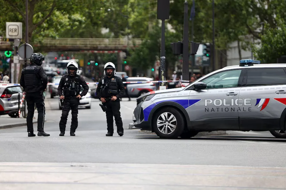 French police arrest man after knife attack in Paris French police arrest man after knife attack in Paris