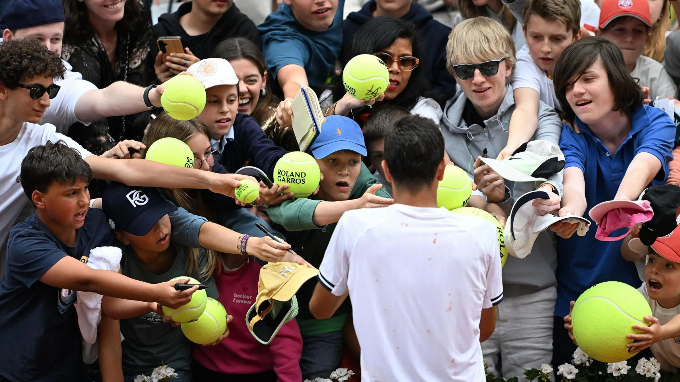 Rafael Jodar signs autographs at the 2026 French Open