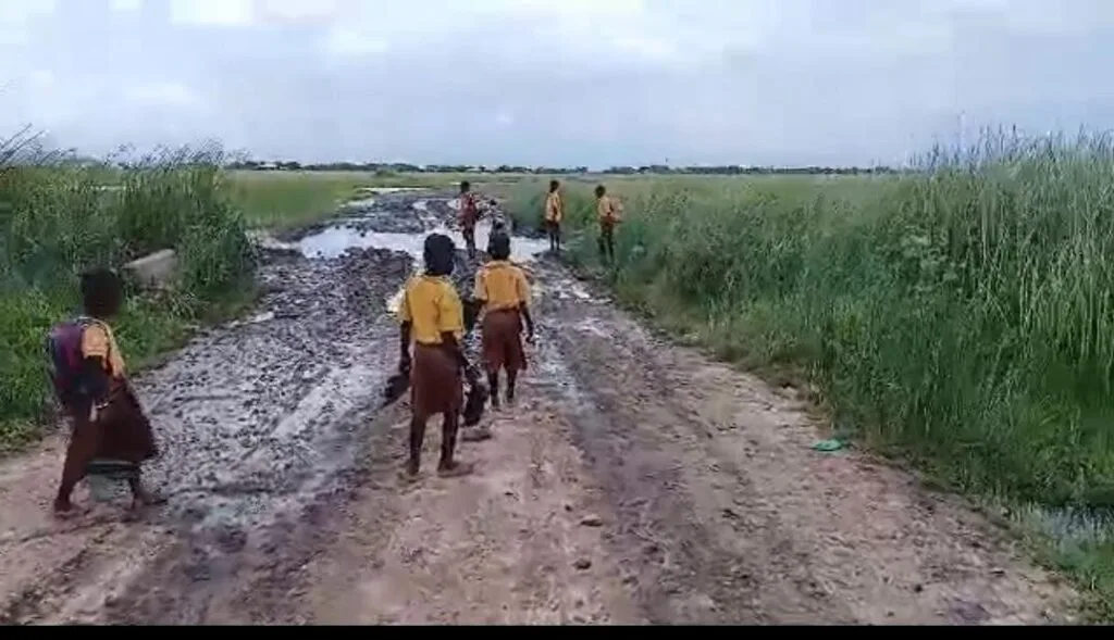 Midie: Children wade through mud daily to go to school