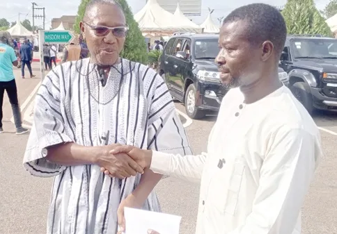 Deputy Education Minister honours teacher in Bawku — He worked for 19 years despite conflict
