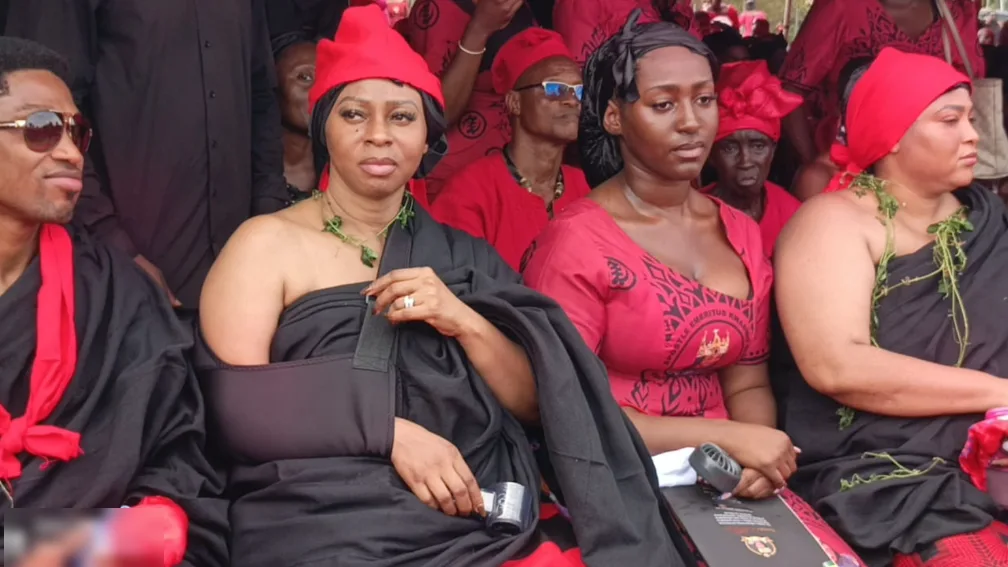‘Fontomfrom’, cheers greet Adwoa Safo as she makes grand entrance at father’s funeral [Video]