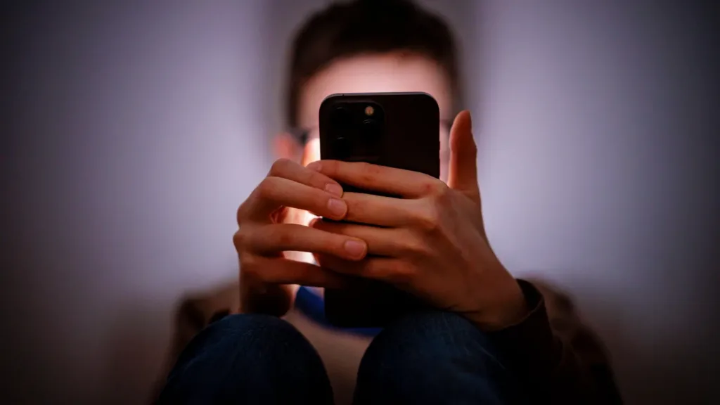 Starmer tells Apple and Google to ban nude images on children’s phones