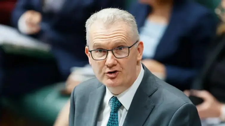 Australia bans Iranian tourists with valid visas for six months