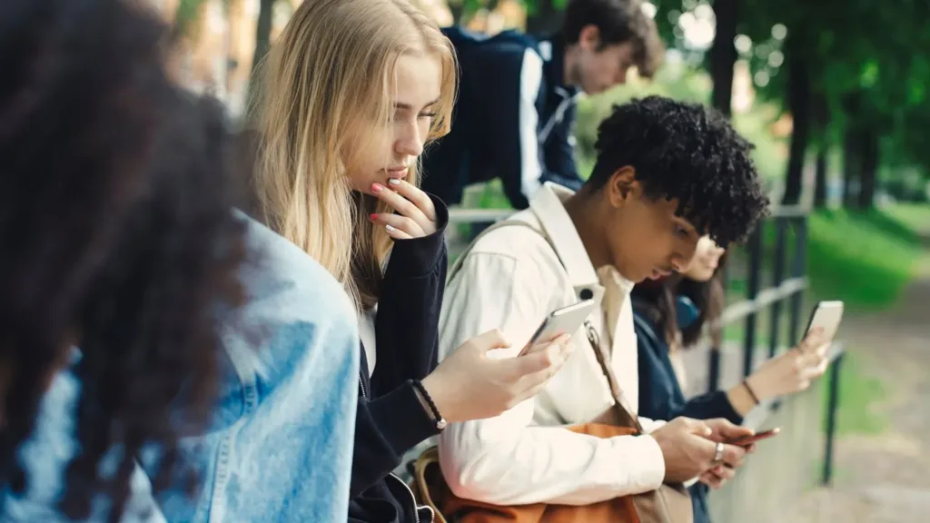 Midnight social media curfew proposed for UK teens aged 16 and 17