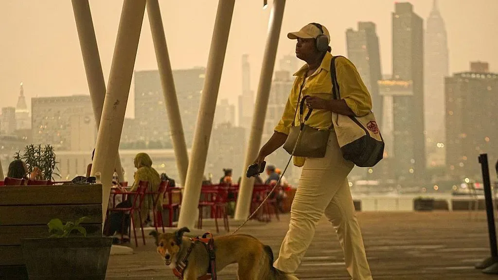 More than 800 Canadian wildfires burning as air quality alerts extend to US