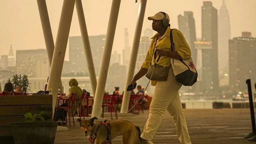 More than 800 Canadian wildfires burning as air quality alerts extend to US