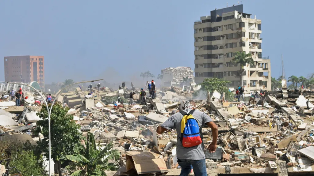 Venezuela earthquakes kill 920 people as families desperate for news