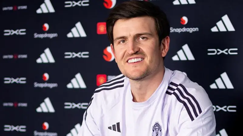 Maguire signs contract extension with Man United