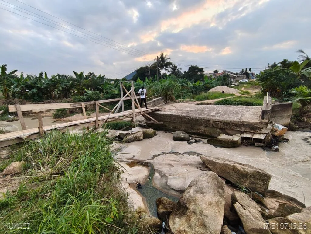 Kenyasi 18 residents fear for children’s safety as broken bridge cuts off community