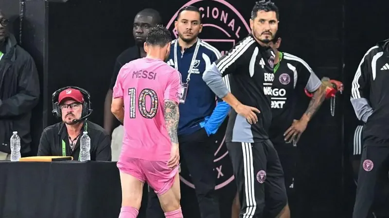 Messi suffers injury scare before World Cup