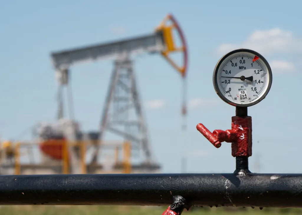 Oil up slightly ahead of long US weekend as peace efforts hold