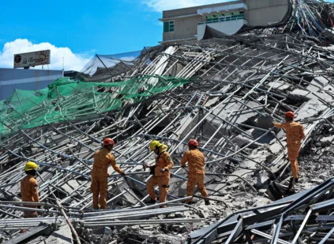 Philippines building collapse: Rescuers search for more than 20 trapped