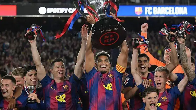 Marcus Rashford scores as Barcelona beat Real to seal title