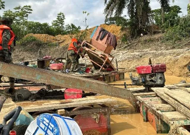 Concerned Small-Scale Miners destroy 80 chanfans on River Offin