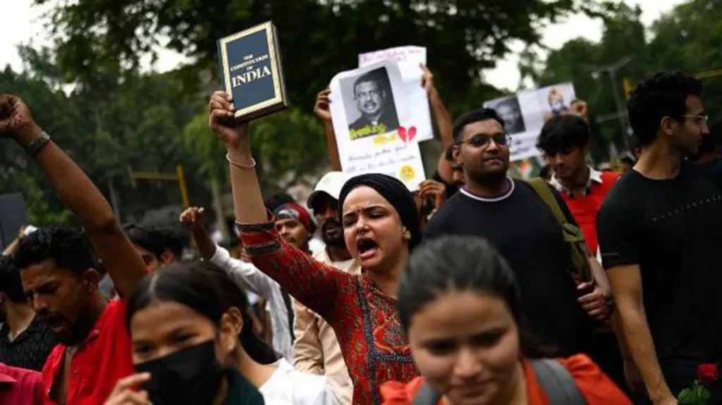 Police block thousands of ‘cockroach’ protesters marching on India’s parliament