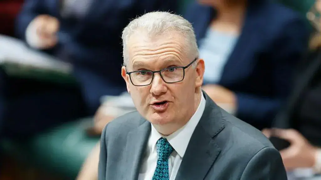 Australia bans Iranian tourists with valid visas for six months
