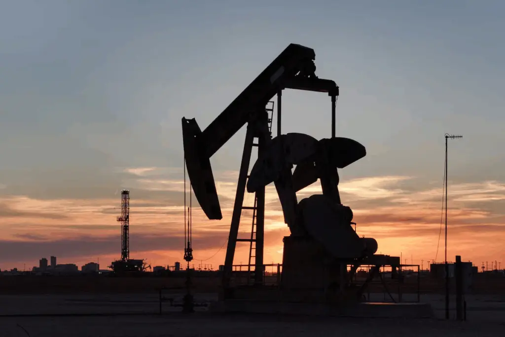 Oil falls as supply starts moving through Strait of Hormuz