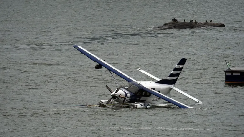 Eight rescued from seaplane that made ‘hard landing’ in Manhattan river